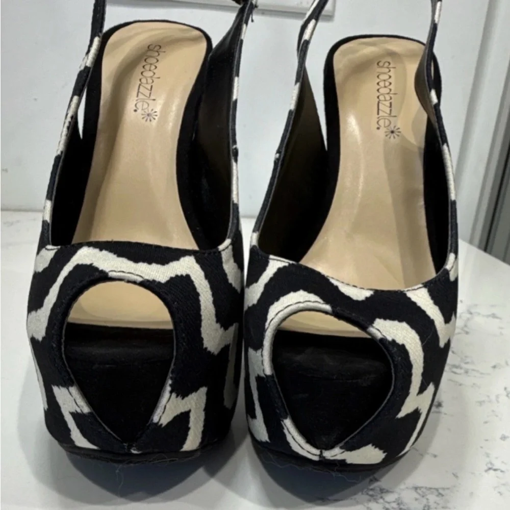 NWOT Shoe Dazzle 6” size 6 Black & White Chevron Peep-Toe Slingback Platforms
